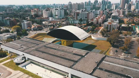 Museo-Oscar-Niemeyer,-Conocido-Como-Mon,-Ubicado-En-Curitiba,-Paraná,-Brasil