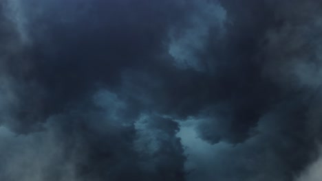 Pov-Gewitter-Treten-In-Cumulonimbus-Wolken-Auf,-Bevor-Es-Regnet