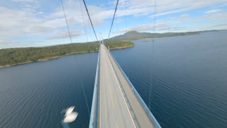 Filmischer-Fpv-flug,-Der-Das-Auto-Zeigt,-Das-An-Einem-Sonnigen-Tag-Auf-Einer-Hängebrücke-In-Norwegen-Fährt---Ein-Epischer-Dynamischer-Flug-über-Die-Bomla-brücke