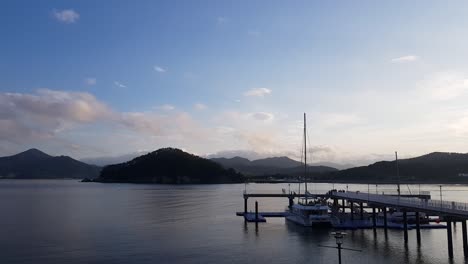 Barcos-Catamarán-Atracados-En-El-Muelle-De-La-Isla-De-Geoje,-Corea-Del-Sur-Con-Gente-Caminando-En-El-Embarcadero