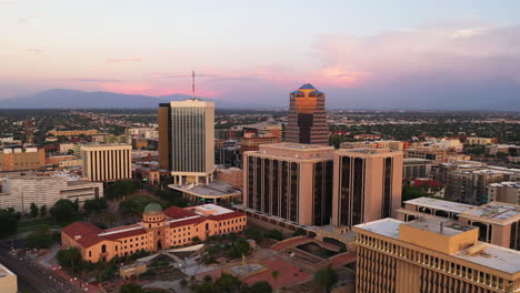 Altes-Pima-County-Gerichtsgebäude-Mit-Modernen-Gebäuden-Der-Innenstadt-Von-Tucson-In-Arizona-In-Der-Abenddämmerung