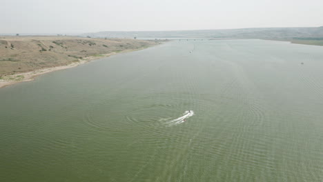 Wasserskifahrer-Auf-Dem-Fluss,-Der-Von-Einem-Schnellboot-Im-Saskatchewan-Landing-Provincial-Park-In-Kanada-Gezogen-Wird