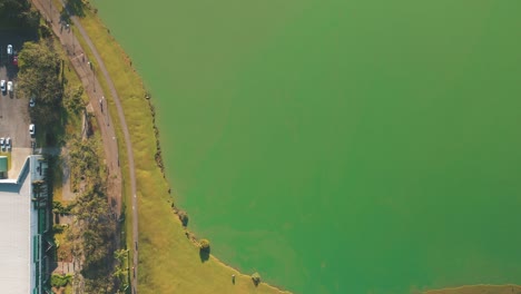 Luftbild-Von-Oben-Nach-Unten-Auf-Radwege-In-Einem-Wunderschönen-Park-Mit-Grünem-See,-Parque-Barigui,-Curitiba,-Paraná,-Brasilien