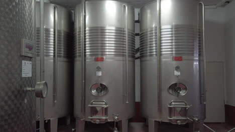 Row-Of-Stainless-Steel-Fermenter-Tanks-In-A-Winery