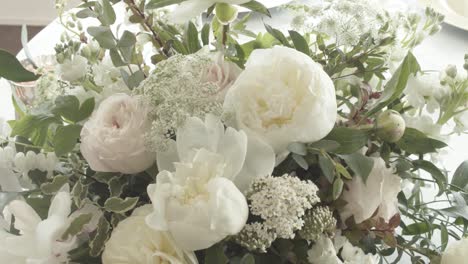 Wunderschönes-Hochzeitsblumenarrangement,-Das-Einen-Hochzeitsempfang-Schmückt