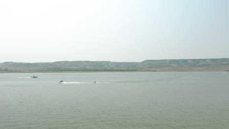 Jetski-Und-Motorboote,-Die-über-Den-See-Diefenbaker-Im-Saskatchewan-Landing-Provincial-Park-In-Kanada-Fahren
