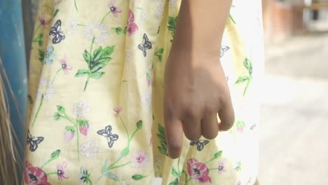 Nahaufnahme-Der-Hand-Eines-Armen-Asiatischen-Mädchens-Mit-Dunkler-Haut