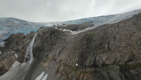Schneebedeckter-Gletscher-Auf-Dem-Berggipfel-Der-Norwegischen-Berge-An-Bewölkten-Tagen,-Luftvorwärtsflug
