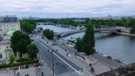Blick-Auf-Die-Pariser-Straße-Von-Der-Obersten-Etage-Des-Orsay-Museums-Bei-Bewölktem-Tag