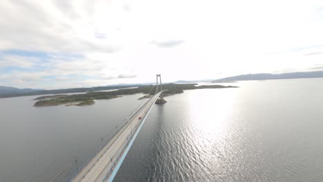 Vehículo-Cruzando-El-Puente-Bomla-Durante-Un-Día-Soleado-En-Noruega