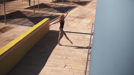 Ballerina-übt-Zeitgenössische-Bewegungen-In-Barcelona