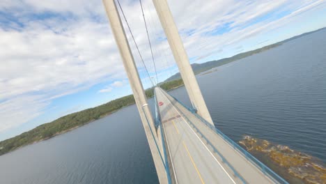 FPV-Flug-über-Die-Bomla-Brücke-In-Norwegen-über-Den-Spissøysundet-Zwischen-Den-Inseln-Nautøy-In-Der-Gemeinde-Stord-Und-Spissøy
