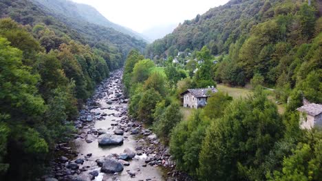 Drone-Cinematográfico-Filmado-Sobre-El-Río-Y-La-Naturaleza-En-La-Montaña-Italiana