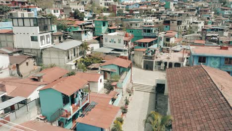 Barrio-En-Santa-Catarina-Palopo,-Lago-Atitlan,-Guatemala---Drone-Ascendiendo