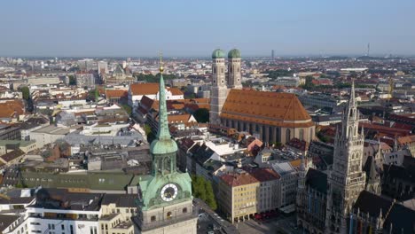 Münchener-Altstadt---Hohe-Luftaufnahme.-Aufsteigend