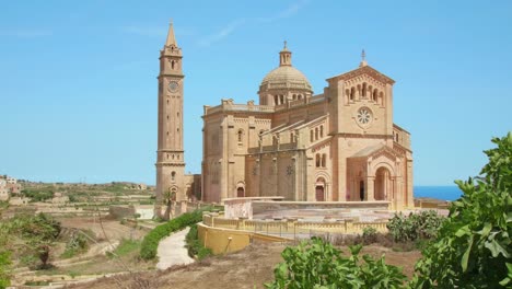 Vista-Exterior-Del-Santuario-Nacional-Y-Basílica-De-Ta&#39;-Pinu-En-Gozo,-Gharb,-Malta