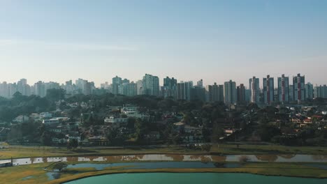 Park-Barigui-Skyline-Geschossen-über-Dem-See-Drohne-Luftbild,-Curitiba,-Parana,-Brasilien