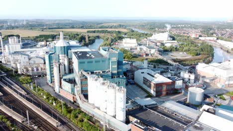Industrielle-Chemische-Fabrik-Neben-Warrington-Bank-Quay-Bahngleise-Luftbild-Dolly-Links