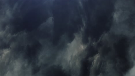 Se-Produce-Una-Tormenta-Dentro-De-Nubes-Cumulonimbus-Oscuras-En-El-Cielo