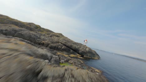 Luftflug-Entlang-Der-Küste-Des-Fjords-Mit-Kleinem-Leuchtturm-In-Norwegen-Im-Sommer