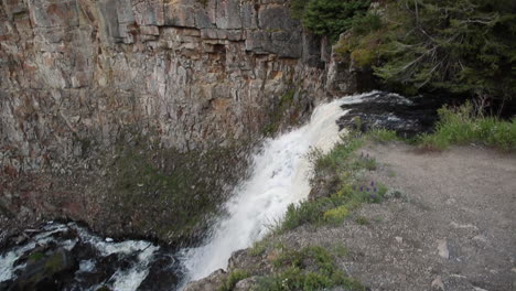 Cascada-Mystic-Falls-En-El-Parque-Nacional-De-Yellowstone-Panorámica-Al-Río