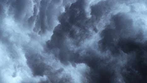Gewitter-4k-Mit-Dunklen-Kumulonimbuswolken,-Die-Sich-Am-Himmel-Bewegen
