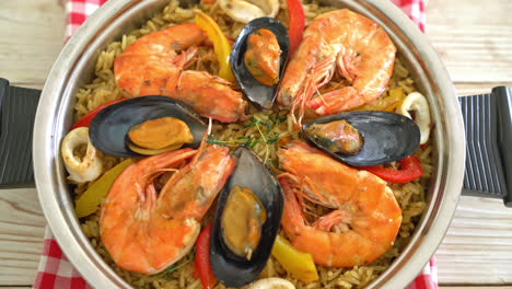 Paella-Mit-Meeresfrüchten-Mit-Garnelen,-Muscheln,-Miesmuscheln-Auf-Safranreis---Spanische-Küche