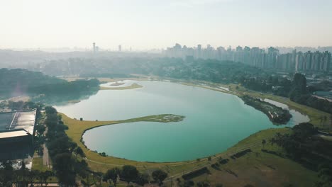 Schöne-Luftaufnahme-Des-Parksees-Im-Freien,-Barigui-Park,-Curitiba,-Parana,-Brasilien