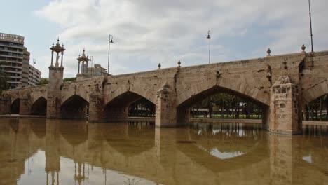 Full-Pont-de-la-Mar-Bridge-in-Valencia-Park,-Spain---4k-24fps