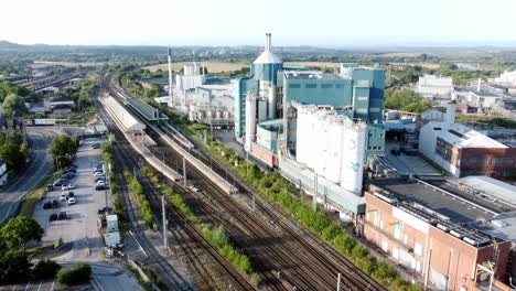 Industrielle-Chemische-Fabrik-Neben-Warrington-Bank-Quay-Bahngleise-Luftbild-Sinkt-Langsam-Ab