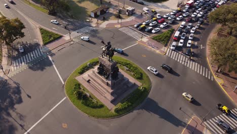Antena-Rotacional-Sobre-La-Intersección-Del-Monumento-A-Urquiza-En-Buenos-Aires-Durante-Las-Horas-Pico-De-Trabajo