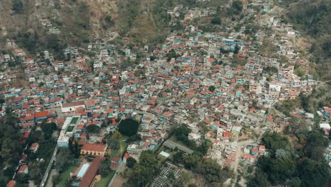 Farbenfrohe-Wohnstrukturen-Am-See-Auf-Santa-Catarina-Palopo,-Atitlan-see,-Guatemala