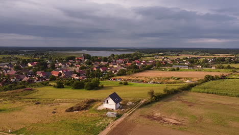 Weltyn,-Kleines-Dorf-In-Vorpommern,-Polen,-Kurz-Vor-Dem-Sturm
