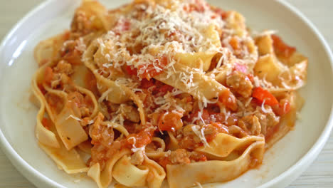 Hausgemachte-Pasta-Fettuccine-Bolognese-Mit-Käse---Italienische-Küche