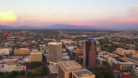 Schöne-Sonnenuntergangswolken-Am-Himmel-über-Der-Innenstadt-Von-Tucson-In-Arizona