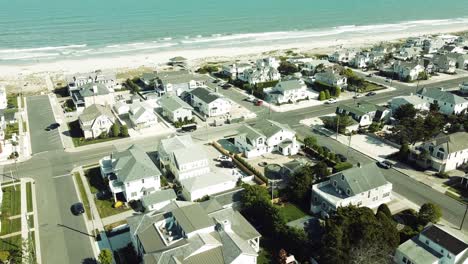 Aerial-over-the-rooftops-of-the-beachfront-houses-in-Stone-Harbor,-New-Jersey