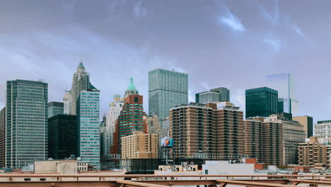 Blick-Auf-Die-Skyline-Von-New-York,-Zeitraffer,-Wolkenzeitraffer,-Gebäude,-Wolkenkratzer,-Fenster,-Wolkengebilde,-Eigentumswohnung,-Stadtbild,-Wohnungen,-Blauer-Himmel,-Stadt