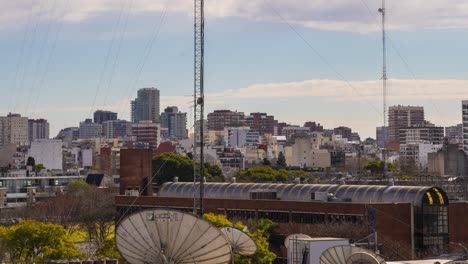 Lapso-De-Movimiento-De-Nubes-Sobre-La-Ciudad-De-Buenos-Aires-Y-Antenas-En-Primer-Plano