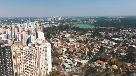 Curitiba-City-Skyline-Luftbild-Kontrast-Zwischen-Hohen-Gebäuden-Und-Grüner-Nachbarschaft