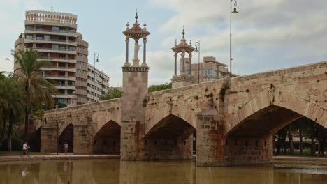 Pont-de-la-Mar,-bridge-over-Valencia-park-in-Spain