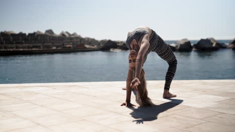 Backbend-Yoga-Erstreckt-Sich-Im-Hafen-Von-Barcelona-Spanien