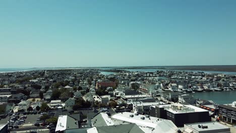 Drone-fly-over-the-rooftops-of-the-homes-near-the-water-in-Stone-Harbor,-New-Jersey-in-the-spring-time