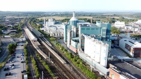 Industrielle-Chemische-Fabrik-Neben-Warrington-Bank-Quay-Bahngleise-Langsam-Absteigende-Luftansicht