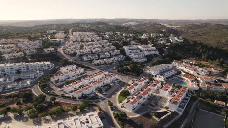 Wohngebiet-Von-Salema,-Algarve,-Portugal