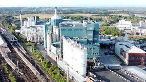 Industrielle-Chemische-Fabrik-Neben-Warrington-Bank-Quay-Bahngleise-Luftbild-Absteigend-Geschossen