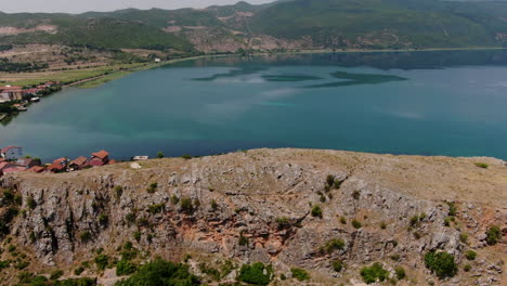 Aerial-Dolly-Out---Halbinsel-Lin-Und-Dorf-Am-Ohridsee,-Albanien
