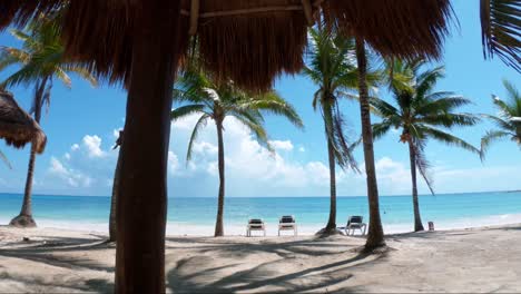 Wunderschöner,-Nach-Unten-Geneigter-Schuss-Eines-Tropischen-Strandes-Mit-Weißem-Sand,-Palmen-Und-Türkisfarbenem-Wasser-An-Der-Wunderschönen-Playa-Del-Carmen-An-Der-Riviera-Maya,-Mexiko,-In-Der-Nähe-Von-Cancun-An-Einem-Sonnigen-Sommertag-Im-Urlaub
