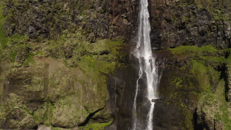 Ziehen-Sie-Die-Luftaufnahme-Aus-Der-Nähe-Bis-Zum-Weitwinkel-Des-Bjarnafoss-Wasserfalls-In-Island-Heraus