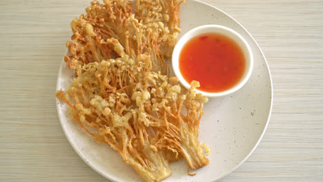 deep-fried-enoki-mushroom-or-golden-needle-mushroom-with-spicy-dipping-sauce---vegan-food-style