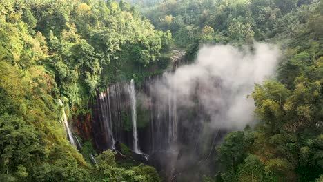 Blick-Von-Oben,-Atemberaubende-Drohnenaufnahmen-Der-Wasserfälle-Von-Tumpak-Sewu-Coban-Sewu